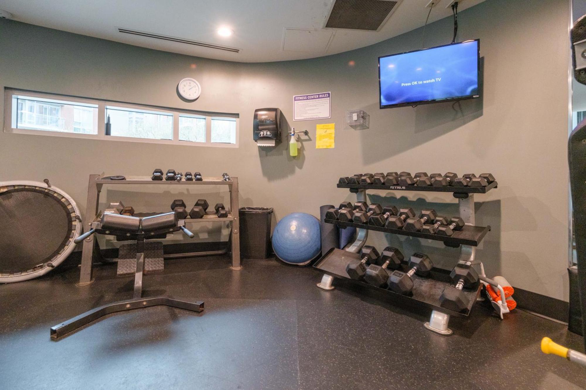Central 1-Bedroom Apartment With Pool, Jacuzzi & Sauna Vancouver Exterior photo